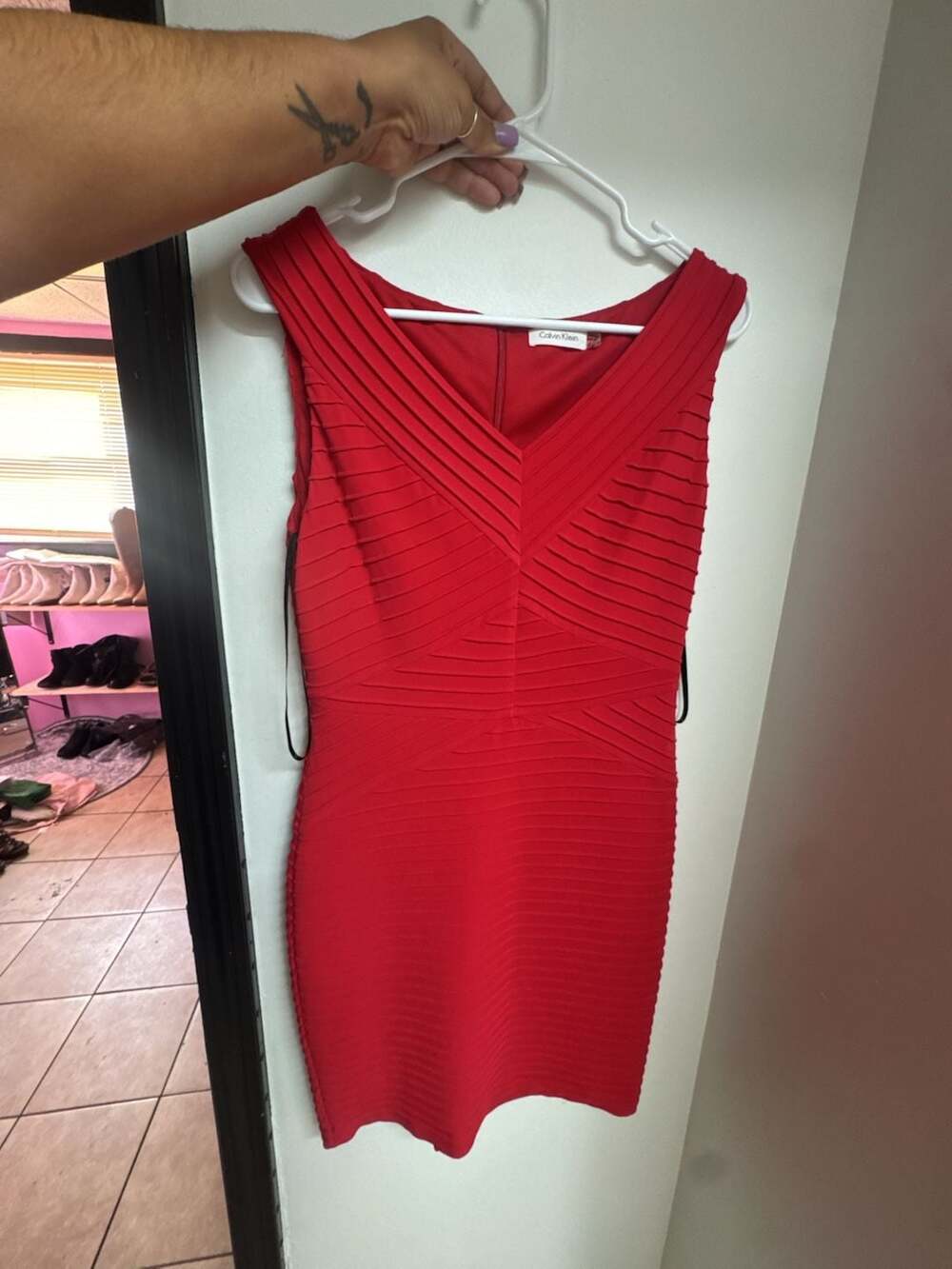 Calvin Klein Sleeveless Pintuck V-Neck Banded Bodycon Sheath Dress Red Size 6